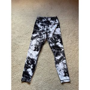 90° black and white marble print leggings